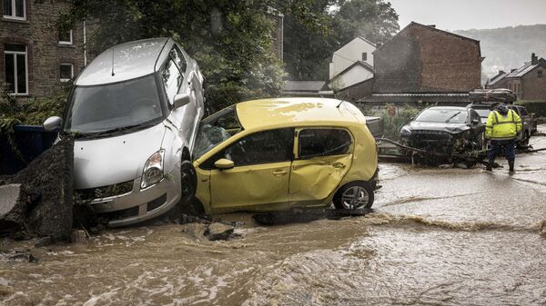 Поврежденные машины на затопленной улице в Мери, Бельгия - Sputnik Молдова