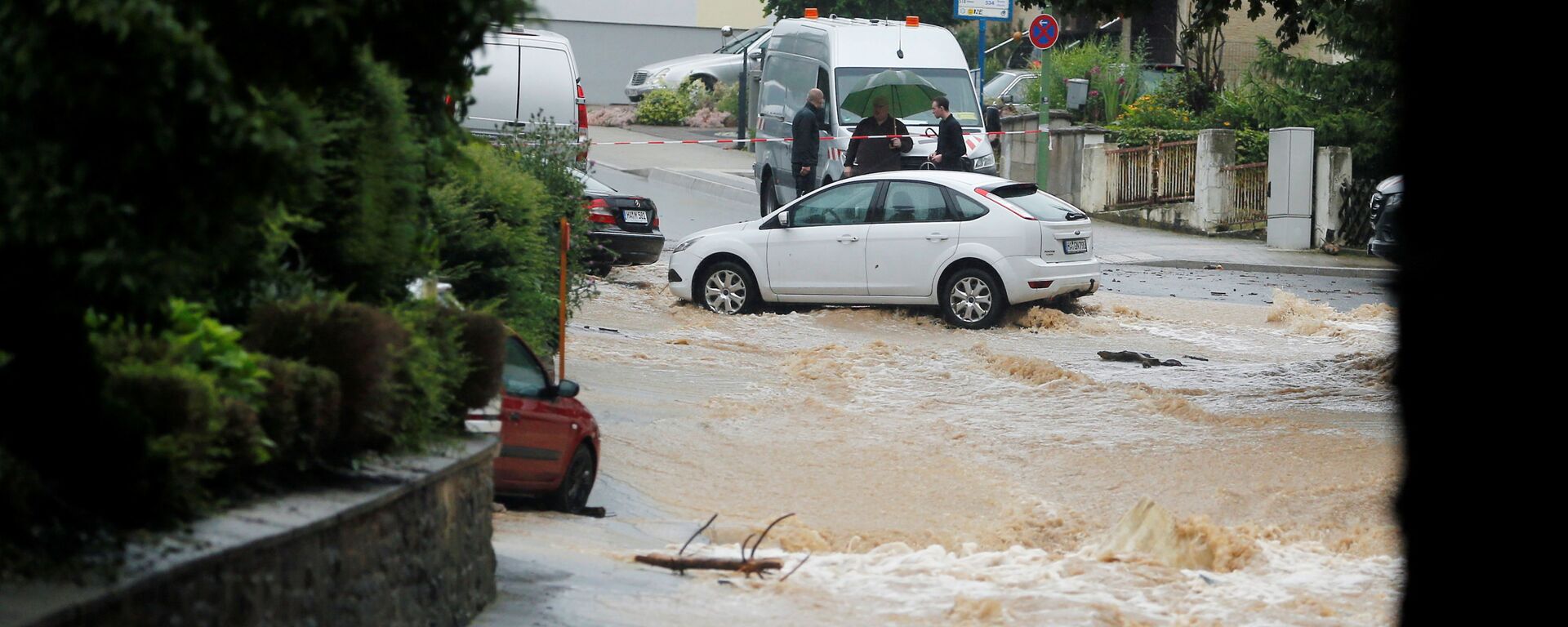 Затопленная улица после проливных дождей в Хагене, Германия  - Sputnik Молдова, 1920, 16.07.2021