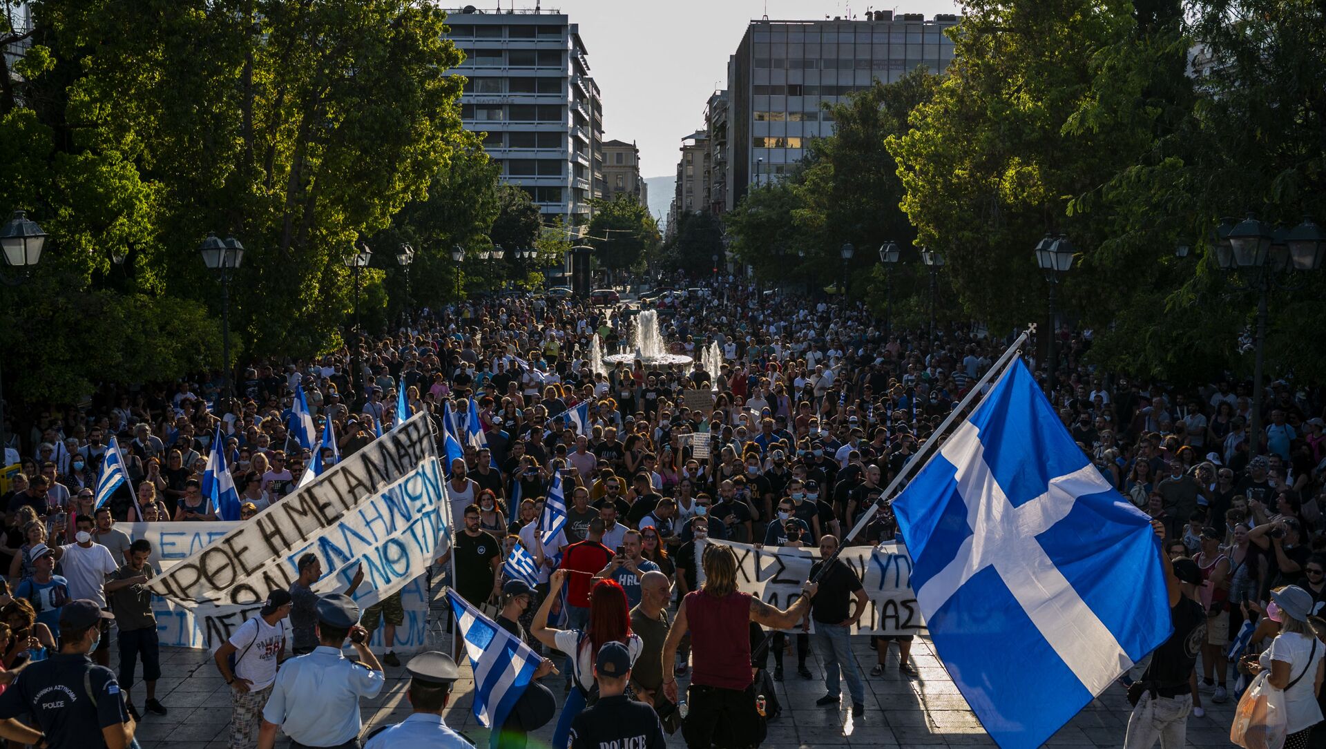 Протестующие против вакцины принимают участие в митинге перед зданием парламента Греции в Афинах - Sputnik Moldova-România, 1920, 15.07.2021