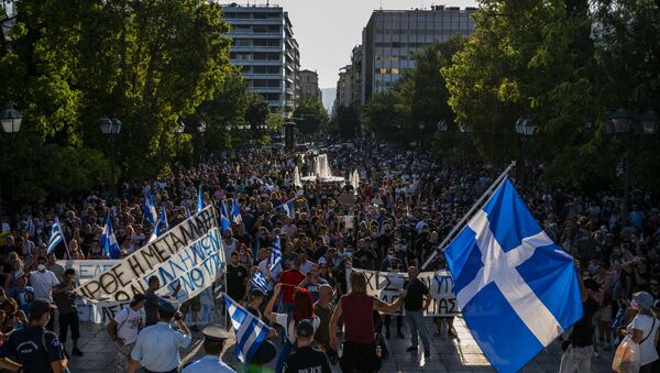 Протестующие против вакцины принимают участие в митинге перед зданием парламента Греции в Афинах - Sputnik Moldova-România