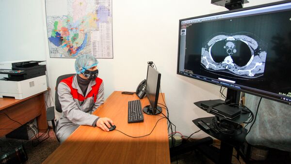 Медицинский работник в Центре дистанционного консультирования с применением телемедицинских технологий на базе Иркутской областной клинической больницы - Sputnik Молдова