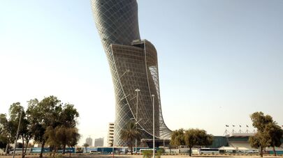 Небоскреб Capital Gate в Абу-Даби