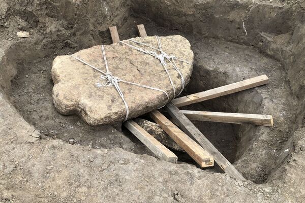Антропоморфная стела бронзового века - найдена при раскопках кургана у села Глиное в июне 2021 года - Sputnik Молдова