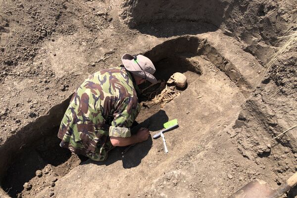 В результате работ в кургане найдены древнейшие захоронения людей - Sputnik Молдова