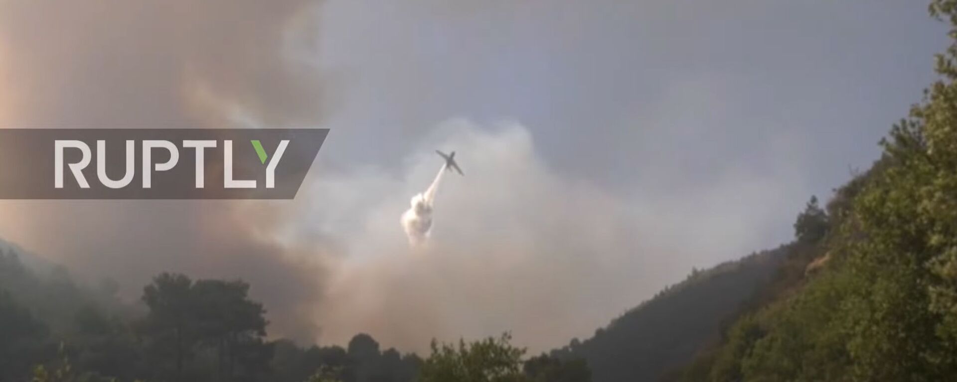 Greece: Aircraft help fight wildfires on Samos as smoke billows over island - Sputnik Moldova, 1920, 16.07.2021