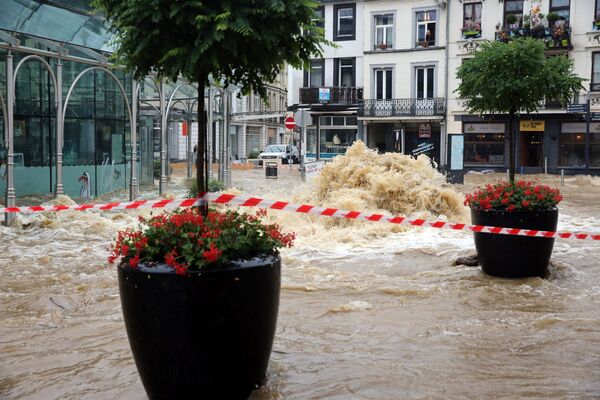 Strada inundată din orașul Spa, Belgia - Sputnik Moldova-România