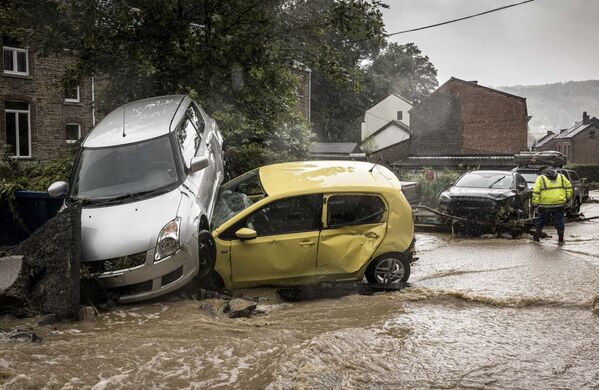 Mașini avariate pe o stradă inundată din Mary, Belgia - Sputnik Moldova-România