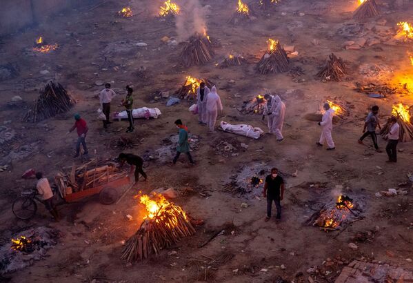 Oamenii așteaptă incinerarea moților de coronavirus la un crematoriu din New Delhi, India. - Sputnik Moldova