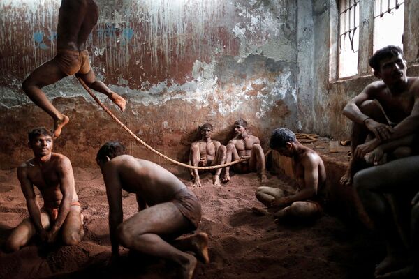 Тренировка индийских борцов центре борьбы Акхаара в Мумбаи, Индия. - Sputnik Молдова