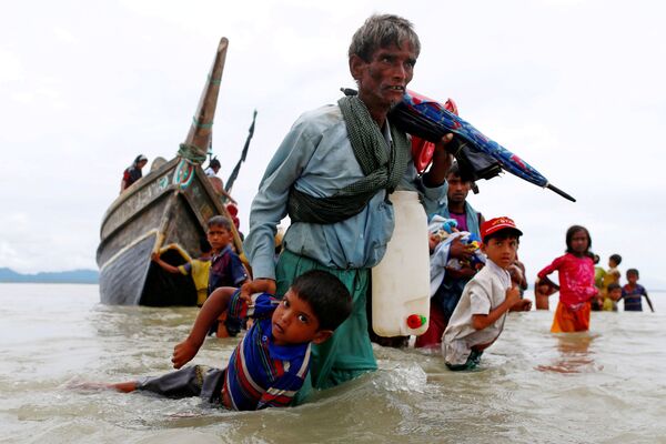  Беженец-рохинджа с ребенком после пересечения границы Бангладеш и Мьянмы на лодке через Бенгальский залив в Шах-Порир-Двипе, Бангладеш. - Sputnik Молдова