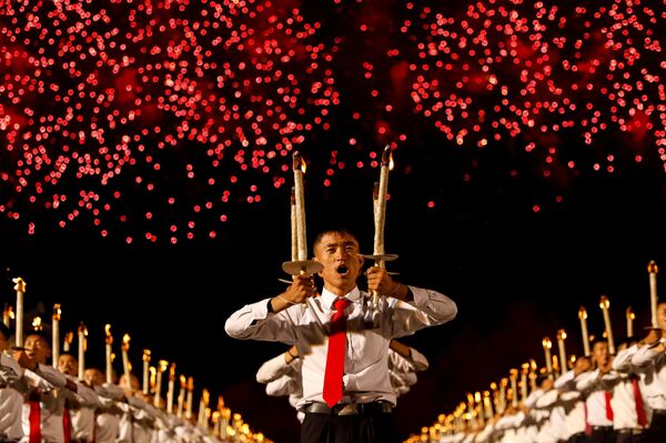 Фейерверк во время шествия с факелами в честь празднования 70-летия основания Северной Кореи в Пхеньяне, Северная Корея. - Sputnik Молдова