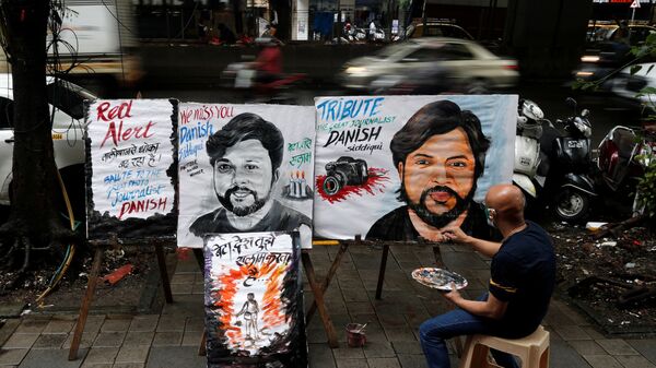 Художник завершает работу над картиной журналиста Reuters Danish Siddiqui в Мумбаи, Индия  - Sputnik Moldova