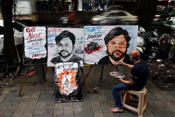 Художник завершает работу над картиной журналиста Reuters Danish Siddiqui в Мумбаи, Индия.  - Sputnik Молдова