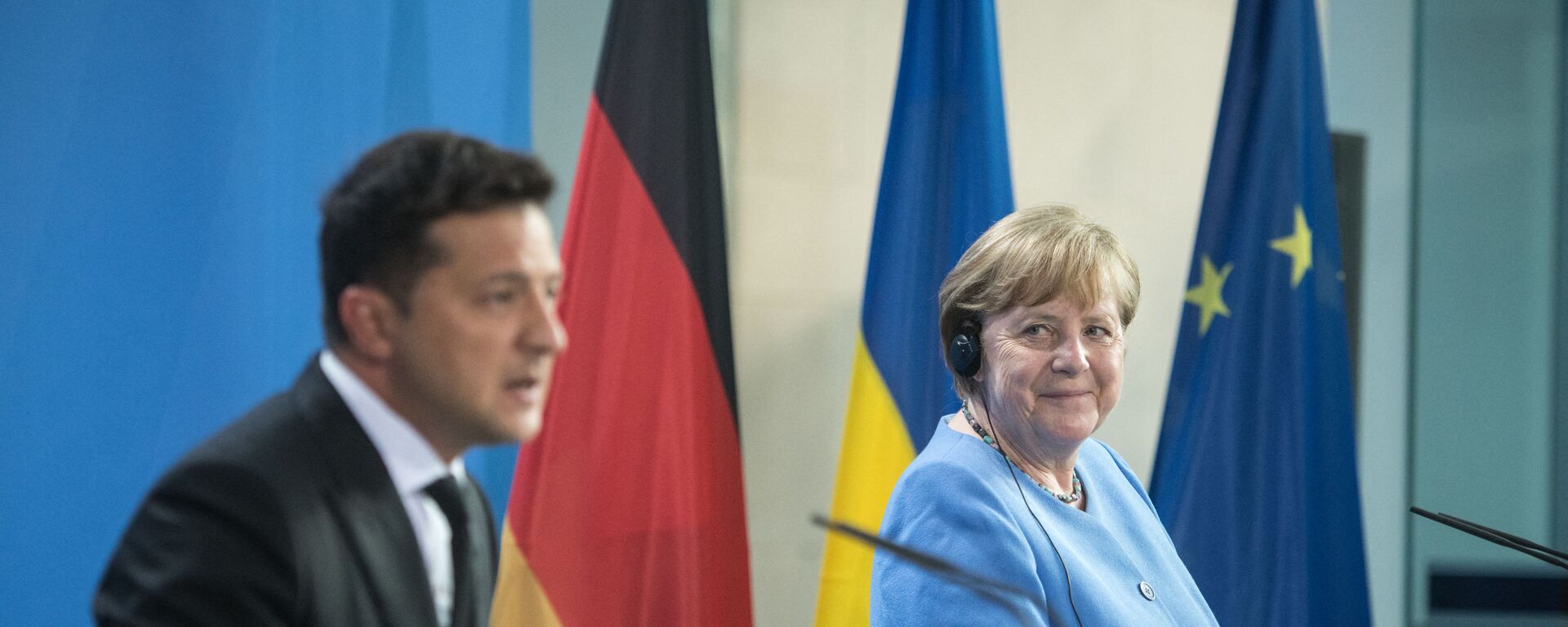 German Chancellor Angela Merkel (R) and Ukrainian President Volodymyr Zelensky - Sputnik Moldova-România, 1920, 16.07.2021