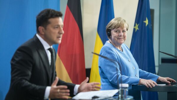 German Chancellor Angela Merkel (R) and Ukrainian President Volodymyr Zelensky - Sputnik Moldova-România