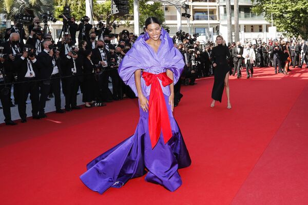 Modelul Tina Kunakey pe covorul roșu la Festivalul de Film de la Cannes 2021. - Sputnik Moldova