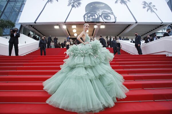 Modelul german Leonie Hannah pe covorul roșu la Festivalul de Film de la Cannes 2021. - Sputnik Moldova
