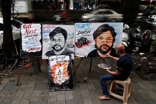 Un artist finalizează pictura jurnalistului Reuters Danish Siddiqui în Mumbai, India. - Sputnik Moldova