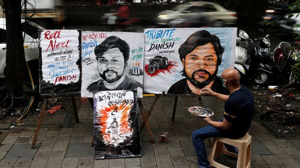 Художник завершает работу над картиной журналиста Reuters Danish Siddiqui в Мумбаи, Индия  - Sputnik Moldova-România