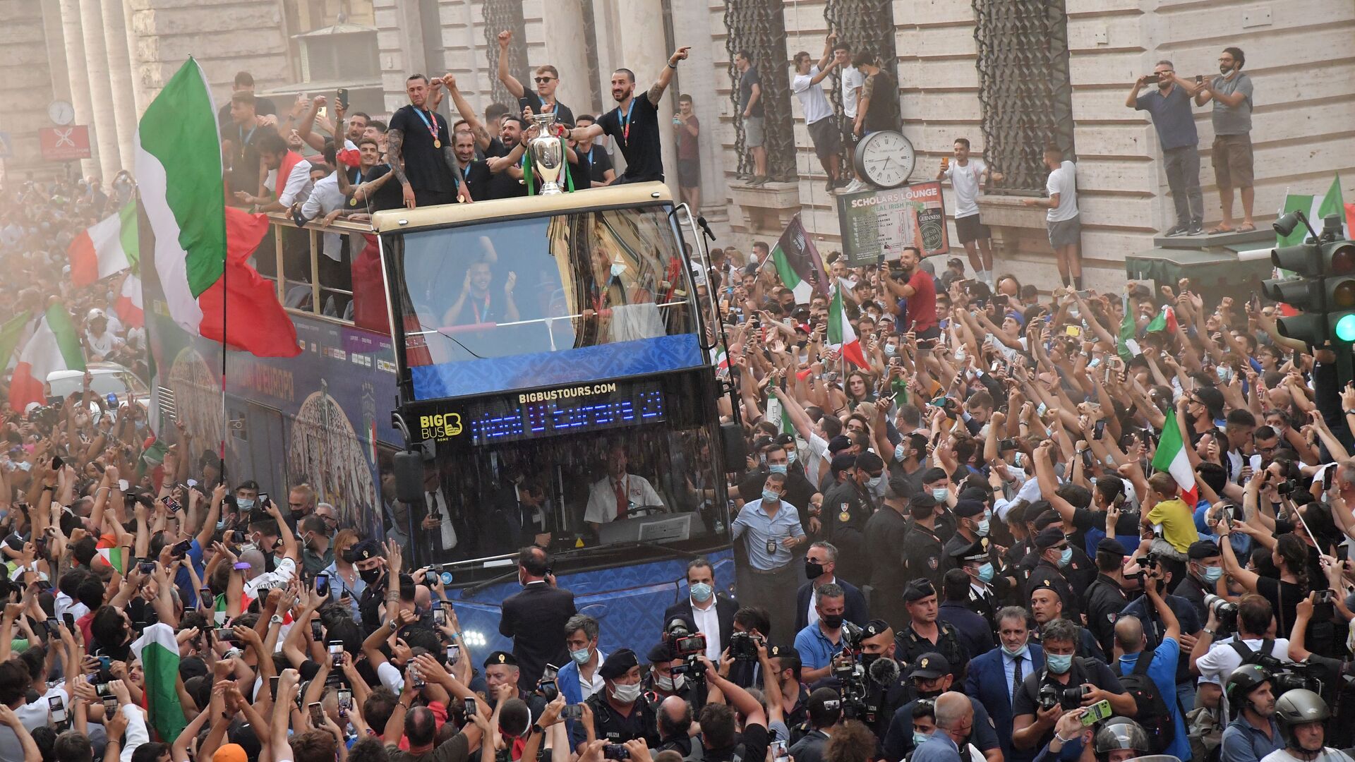 Парад игроков национальной сборной Италии с трофеем ЕВРО-2020 на двухэтажном автобусе в Риме - Sputnik Молдова, 1920, 18.07.2021