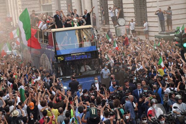 Парад игроков национальной сборной Италии с трофеем ЕВРО-2020 на двухэтажном автобусе в Риме. - Sputnik Молдова