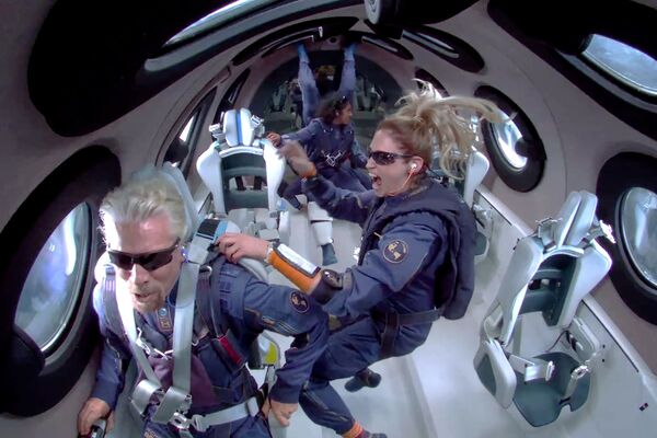 Миллиардер Ричард Брэнсон с экипажем на борту ракетоплана VSS Unity компании Virgin Galactic. - Sputnik Молдова
