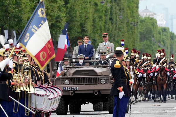Президент Франции Эмманюэль Макрон и генерал Франсуа Лекуантр на параде в День взятия Бастилии. - Sputnik Молдова