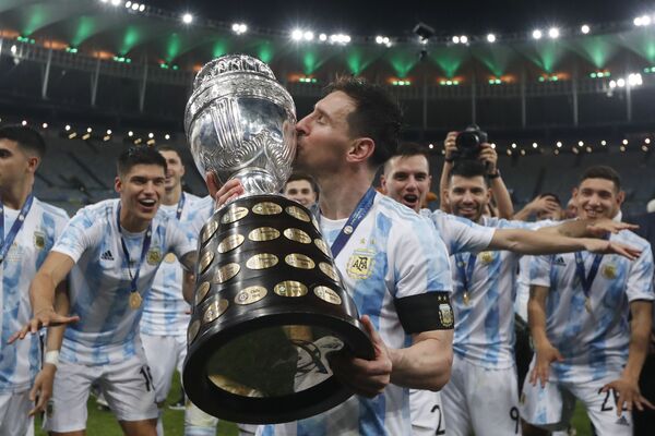 Аргентинец Лионель Месси целует кубок после победы над Бразилией со счетом 1: 0 в финальном футбольном матче Кубка Америки на стадионе Маракана в Рио-де-Жанейро, Бразилия. - Sputnik Молдова