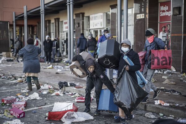 Мародеры грабят торговый центр в Вослоорусе, ЮАР. - Sputnik Молдова
