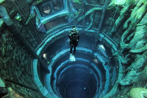 Дайвер в самом глубоком бассейне Deep Dive Dubai в мире в ОАЭ. - Sputnik Молдова