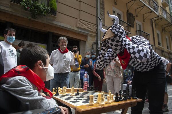 Участники Шахматного забега в Памплоне, Испания. - Sputnik Молдова