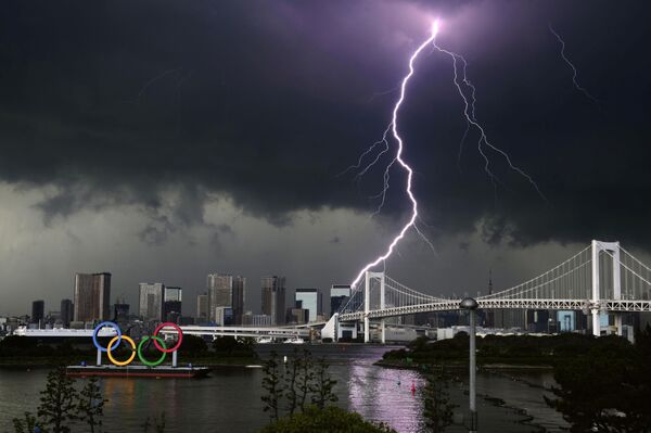 Молния над мостом Rainbow Bridge в Токио, Япония. - Sputnik Молдова