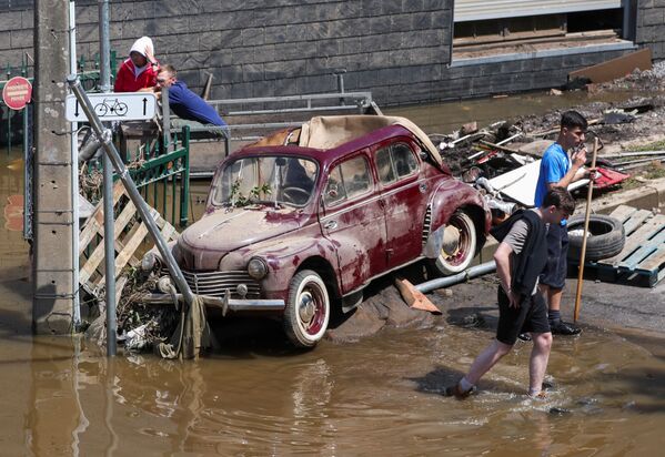 Mașină avariată după inundații în Belgia - Sputnik Moldova-România