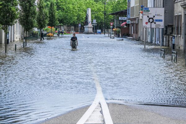 Pompier pe o stradă inundată din Franța - Sputnik Moldova-România