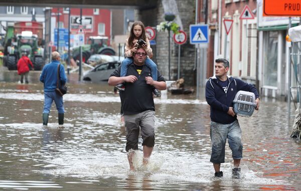 Oameni pe străzile inundate ale Belgiei - Sputnik Moldova-România