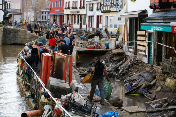 Curățarea străzilor de distrugere după inundațiile din Germania - Sputnik Moldova-România