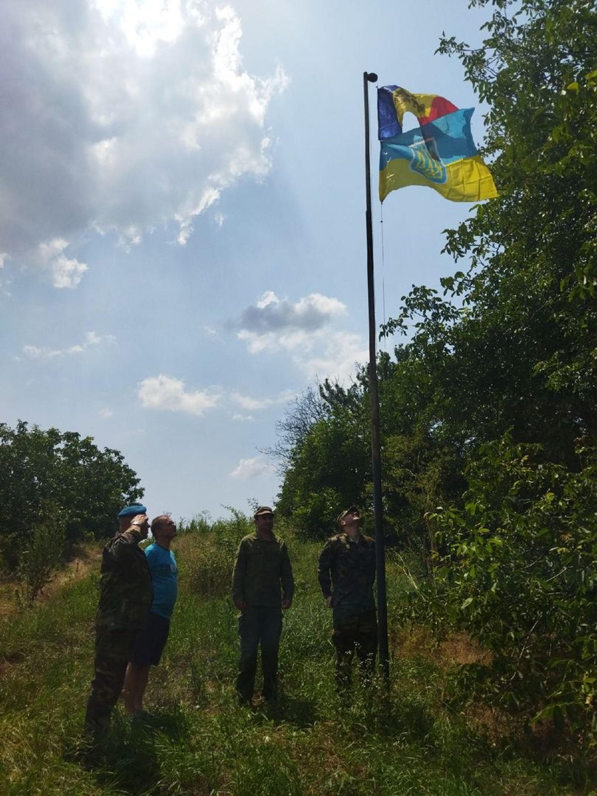 Подъем государственных флагов стран-участниц международного поискового лагеря - Sputnik Молдова, 1920, 20.07.2021