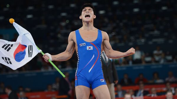 Южнокорейский борец Ким Хен У во время церемонии награждения на XXX Летних Олимпийских играх в Лондоне - Sputnik Moldova-România