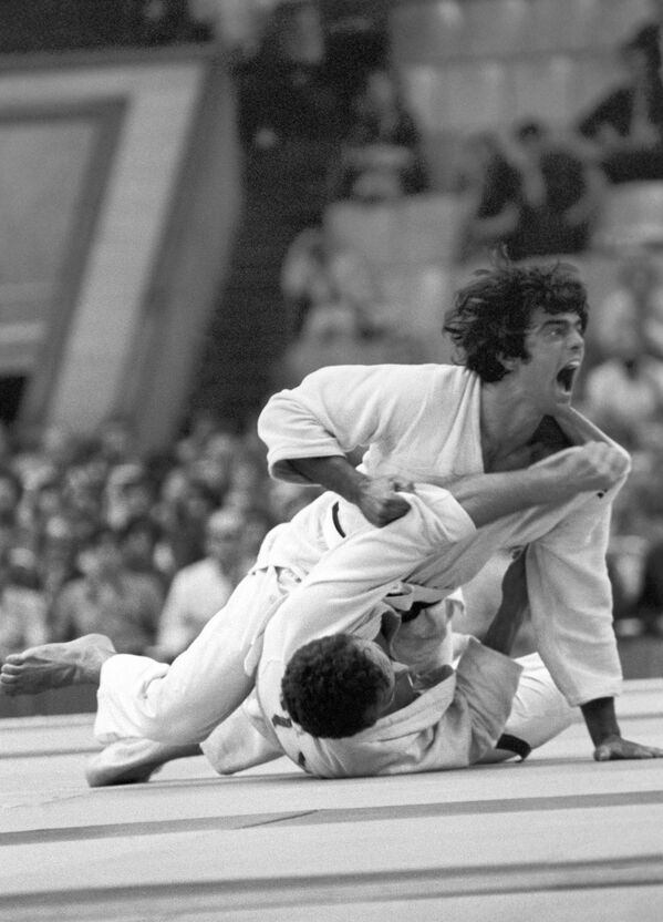 Louise Virgilgo Moro (Brazilia) și Tsonio Atanasov (Bulgaria) la competiția de judo la ediția XXII a Jocurilor Olimpice de vară de la Moscova - Sputnik Moldova-România