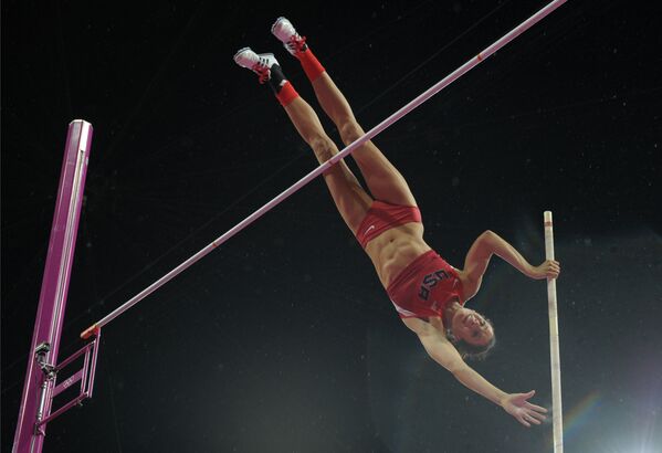 Americanca Jennifer Sur în timpul finalei de sărituri cu prăjina la ediția XXX a Jocurilor Olimpice de vară de la Londra - Sputnik Moldova-România