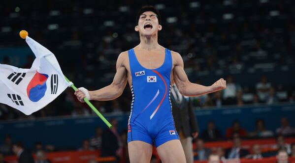 Luptătorul sud-coreean Kim Hyun Woo în timpul ceremoniei de medaliere la ediția XXX a Jocurilor Olimpice de vară de la Londra - Sputnik Moldova-România