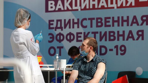 Автограф-сессия К. Богомолова в центре вакцинации от COVID-19 в Гостином дворе - Sputnik Молдова