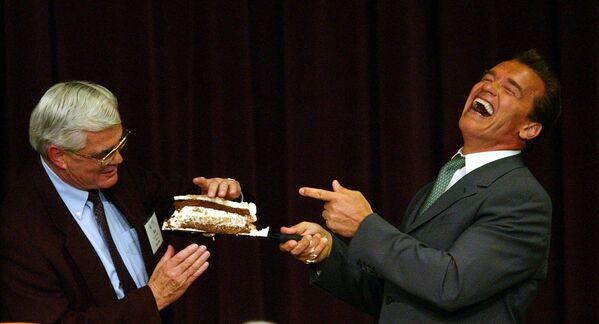 Губернатор Калифорнии Арнольд Шварценеггер (справа) делится кусочком праздничного торта с мэром Риверсайда и президентом Лиги городов Калифорнии Роном Ловериджем. - Sputnik Молдова