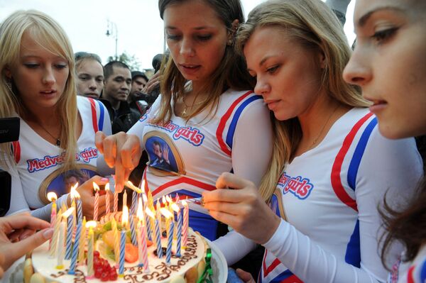 Члены интернет-сообщества, поддерживающие Дмитрия Медведева, держат праздничный торт во время постановки в честь 46-летия Медведева. - Sputnik Молдова