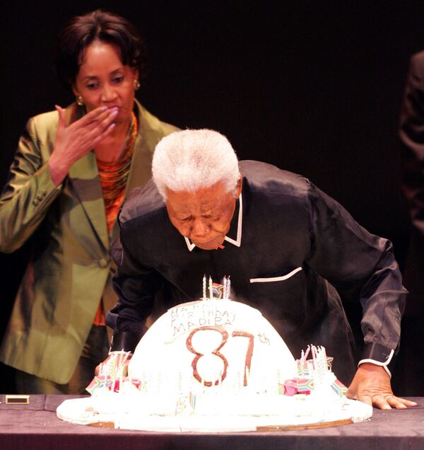 Бывший президент ЮАР Нельсон Мандела задувает свечи в честь своего 87-летия во время третьей ежегодной лекции Нельсона Манделы. - Sputnik Молдова