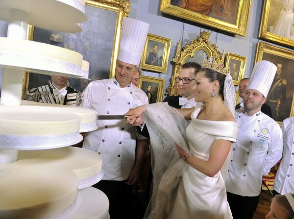Шведская кронпринцесса Виктория и принц Даниэль Вестлинг, герцог Вестерготланд, разрезают свадебный торт во время торжества в Королевском дворце в центре Стокгольма. - Sputnik Молдова