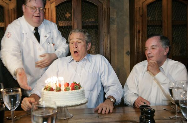 Президент Буш готовится задуть свечи на своем праздничном торте во время празднования с мэром Чикаго Ричардом М. Дейли в ресторане Chicago Firehouse. - Sputnik Молдова