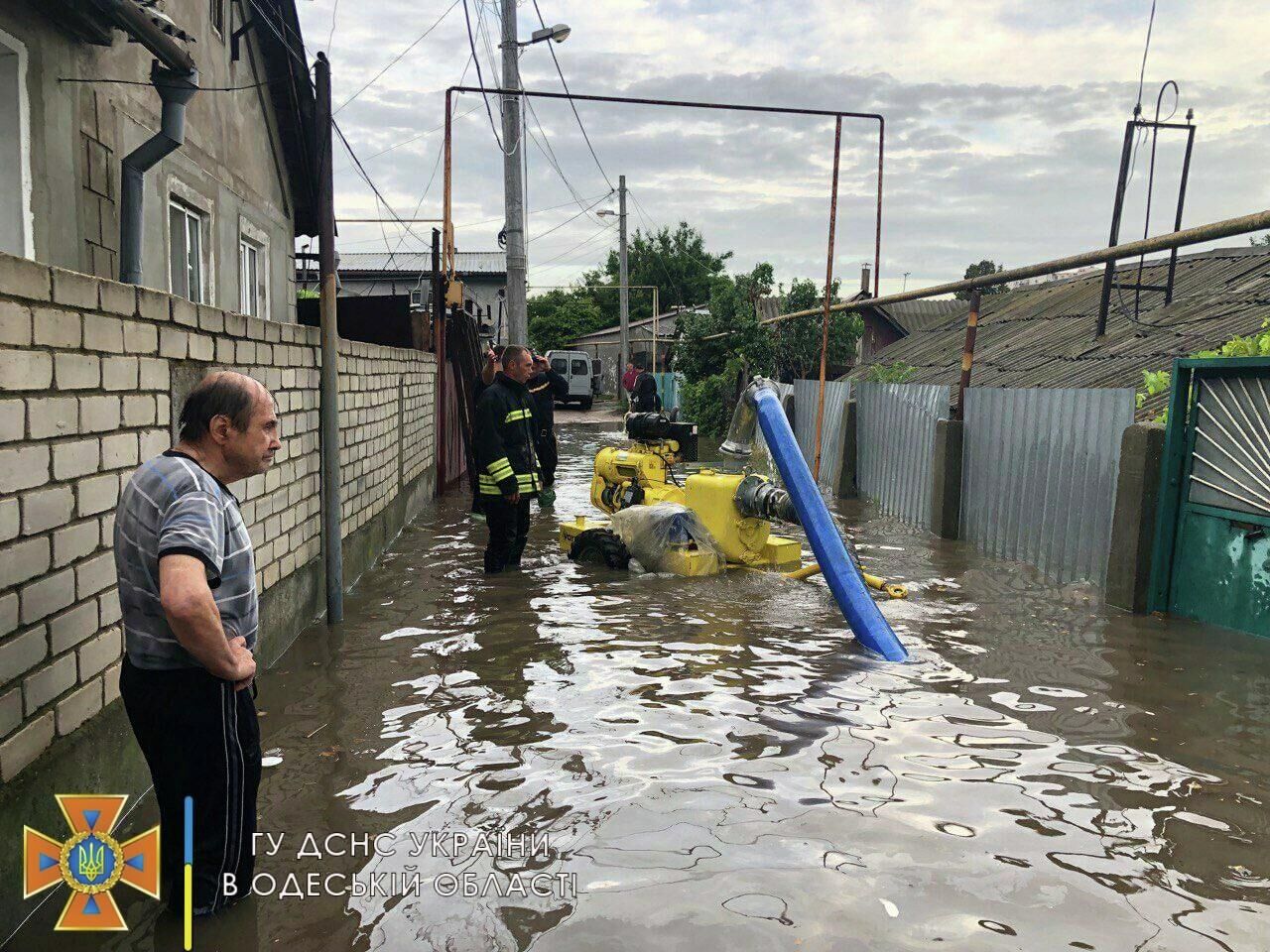 Потоп в Одессе: поваленные деревья, затопленные дома и реки на улицах -  22.07.2021, Sputnik Молдова