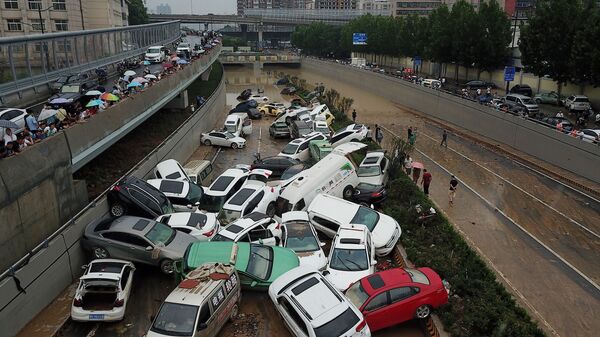 Mașini pe o stradă inundată la intrarea într-un tunel din provincia chineză Henan - Sputnik Moldova