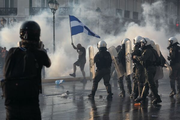Греческая полиция использует слезоточивый газ для разгона протестующих против вакцинации в центре Афин. - Sputnik Молдова